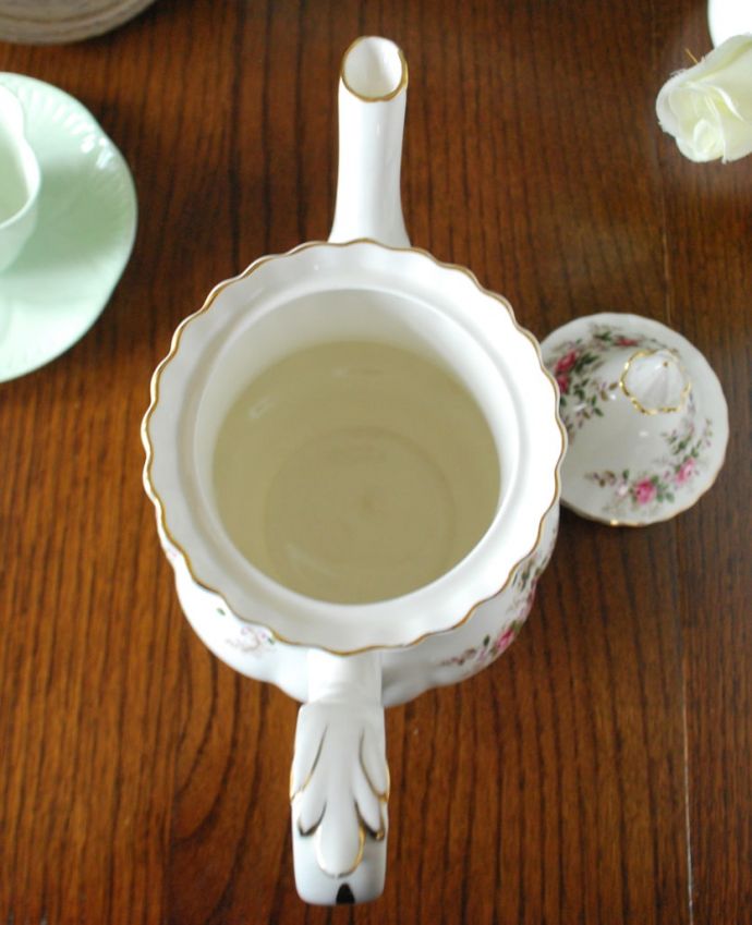 アンティーク 陶磁器の雑貨 アンティーク雑貨 ロイヤルアルバート社(Royal Albert社 )のラベンダーローズのポット。自分だけの使い方で使ってみましょう状態のいいものだけを選んでいますが、アンティークなのでキズや欠けがある場合があります。(m-1818-z)