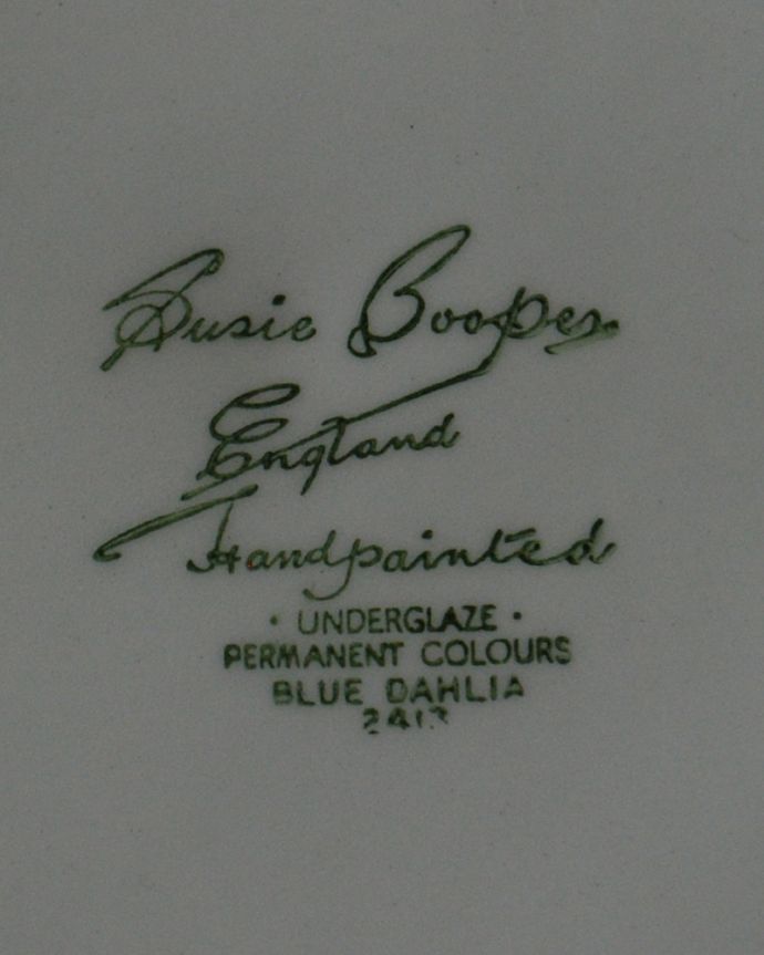 スージークーパー アンティーク雑貨 イギリスのヴィンテージ食器、スージークーパーの「ブルーダリア」ディナープレート。裏側のバックスタンプ1949~64年製造のスージークーパ―イングランドのバックスタンプが押されています。(m-1824-z)