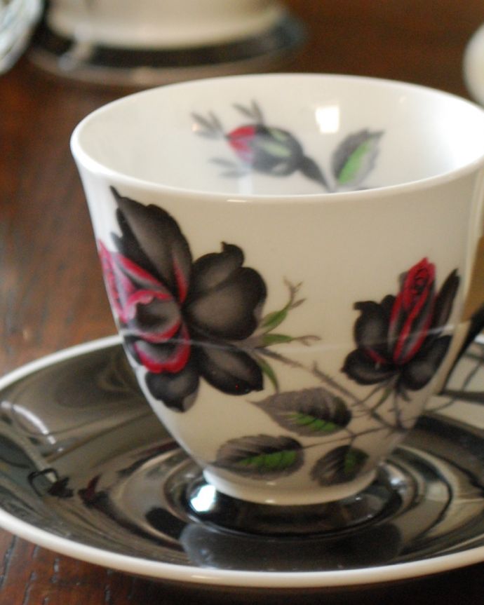 アンティーク 陶磁器の雑貨　アンティーク雑貨　ロイヤルアルバート社、エレガントで美しいマスカレードシリーズのカップ＆ソーサー。飾って使って楽しむ小さなアンティークアンティークでしか手に入れることが出来ない美しい模様のカップ＆ソーサー。(m-1834-z)