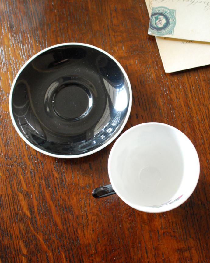 アンティーク 陶磁器の雑貨　アンティーク雑貨　ロイヤルアルバート社、エレガントで美しいマスカレードシリーズのカップ＆ソーサー。上から見るとこんな感じ状態のいいものだけを選んでいますが、アンティークなのでキズや欠けがある場合があります。(m-1834-z)