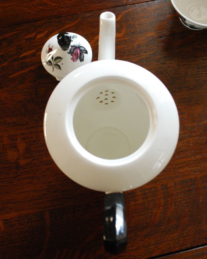 アンティーク 陶磁器の雑貨　アンティーク雑貨　ロイヤルアルバート社、エレガントで美しいマスカレードシリーズのコーヒーポット。上から見るとこんな感じです状態のいいものだけを選んでいますが、アンティークなのでキズや欠けがある場合があります。(m-1836-z)