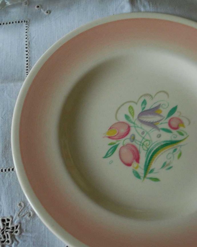 アンティーク雑貨 可愛い野花が描かれたスージークーパーケーキプレート、「ドレスデンスプレイ」アンティーク雑貨。スージーが育った故郷に咲く花ロイヤルファミリーも魅了されたドレスデンスプレイは、スージーが新婚時代に発表した彼女の故郷に咲く4種類のお花がちりばめられた優しいデザインです。(m-1899-z)