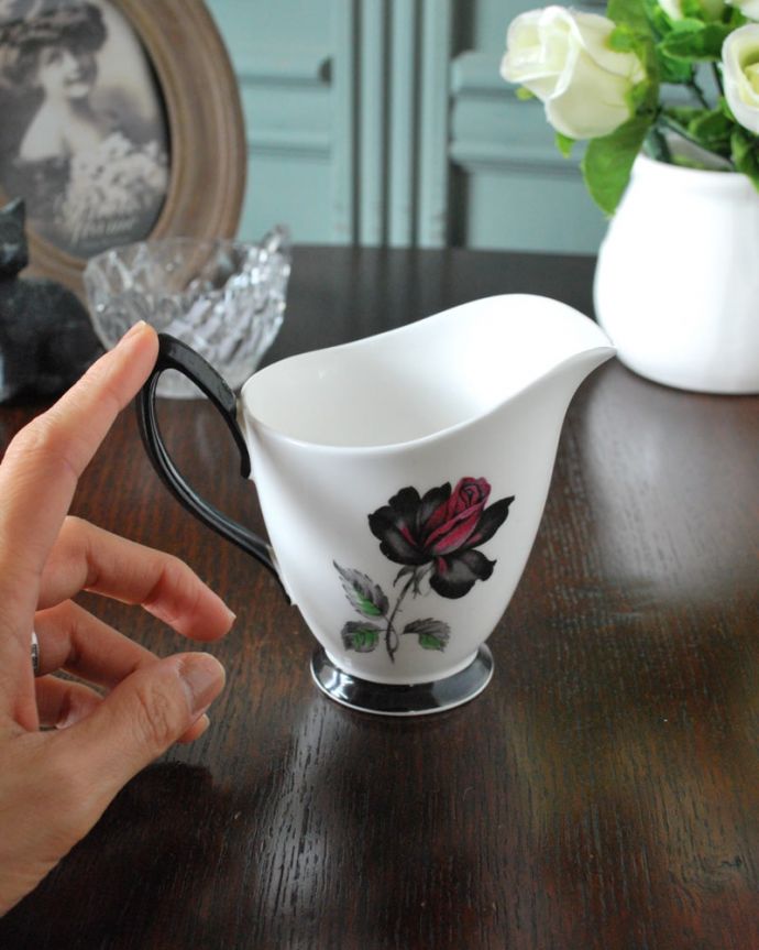 アンティーク 陶磁器の雑貨 アンティーク雑貨 ロイヤルアルバート社の美しい黒薔薇のマスカレードシリーズ(ミルクジャグ)。大きさはコレくらいです眺めているだけじゃもったいないので、実用的に使って楽しんで下さい。(m-1902-z)