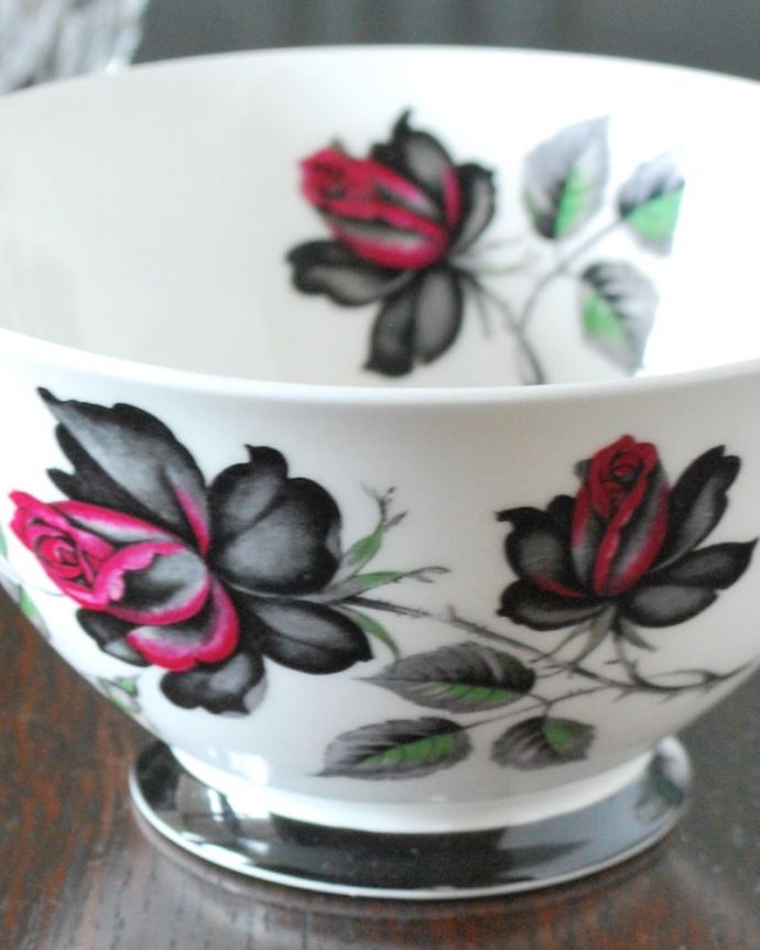 アンティーク 陶磁器の雑貨 アンティーク雑貨 ロイヤルアルバート社マスカレードシリーズのシュガーボウル。オトナ色の黒薔薇が美しいマスカレードマスカレードという名前が付いたロイヤルアルバート窯の陶磁器。(m-1912-z)