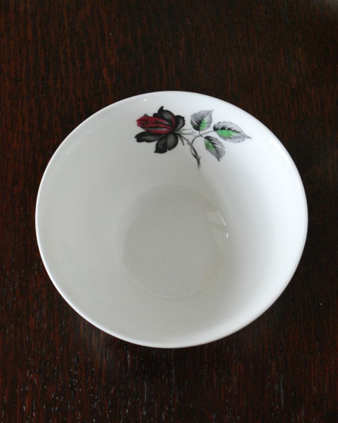 アンティーク 陶磁器の雑貨 アンティーク雑貨 ロイヤルアルバート社マスカレードシリーズのシュガーボウル。上から見るとこんな感じです状態のいいものだけを選んでいますが、アンティークなのでキズや欠けがある場合があります。(m-1912-z)