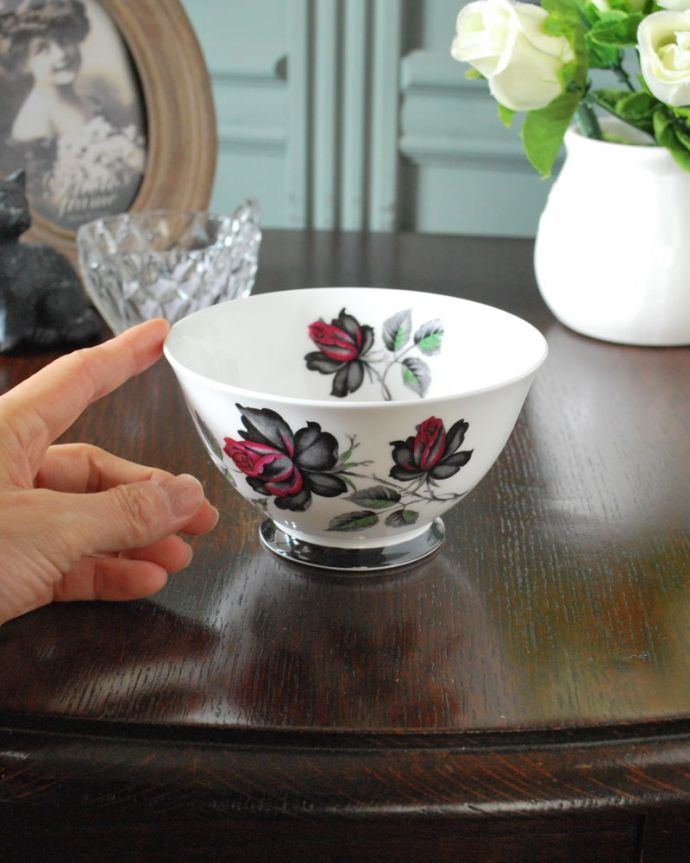 アンティーク 陶磁器の雑貨 アンティーク雑貨 ロイヤルアルバート社マスカレードシリーズのシュガーボウル。大きさはコレくらいです眺めているだけじゃもったいないので、実用的に使って楽しんで下さい。(m-1912-z)