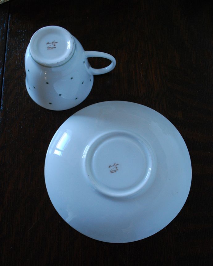 スージークーパー　アンティーク雑貨　スージークーパー（レイズドスポットシリーズ）、ボーンチャイナのカップ＆ソーサー。裏側には品質の証製造メーカー保証の意味がこもった窯印、ポーセリンマークがあります。(m-1918-z)