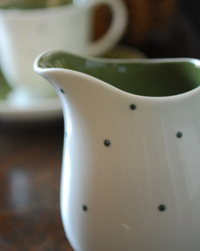 スージークーパー　アンティーク雑貨　スージークーパー、ボーンチャイナのミルクポット（レイズドスポットシリーズ）。お茶の時間に欠かせないミルクピッチャー紅茶を愛する英国のお茶の時間に欠かせないミルクティーのために作られた陶磁器のミルクピッチャー。(m-1919-z)