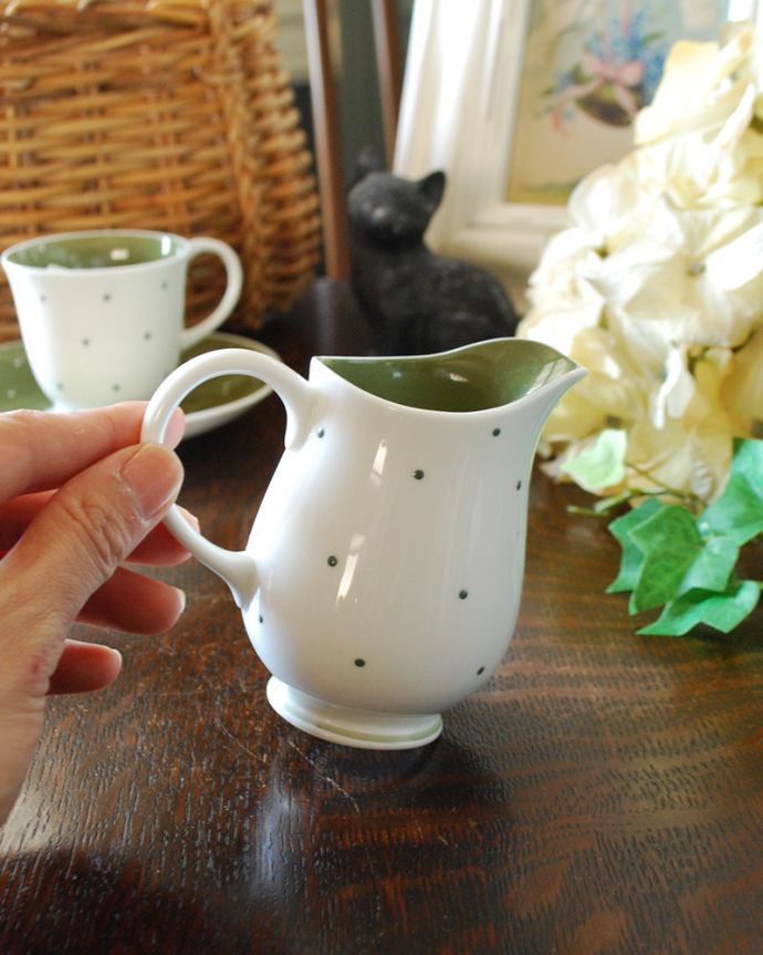 スージークーパー　アンティーク雑貨　スージークーパー、ボーンチャイナのミルクポット（レイズドスポットシリーズ）。自分だけの使い方で使ってみましょうたっぷりミルクが注げるように、英国のミルクピッチャーのサイズは他の国のものと比べて大きめに作られていて実用的。(m-1919-z)