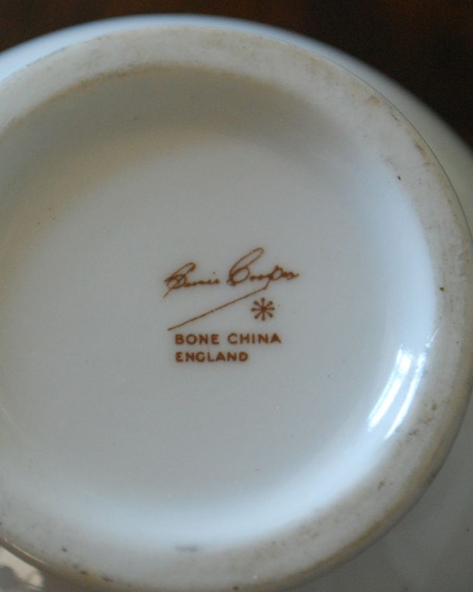 スージークーパー　アンティーク雑貨　スージークーパー、ボーンチャイナのミルクポット（レイズドスポットシリーズ）。裏側には品質の証製造メーカー保証の意味がこもった窯印、ポーセリンマークがあります。(m-1919-z)