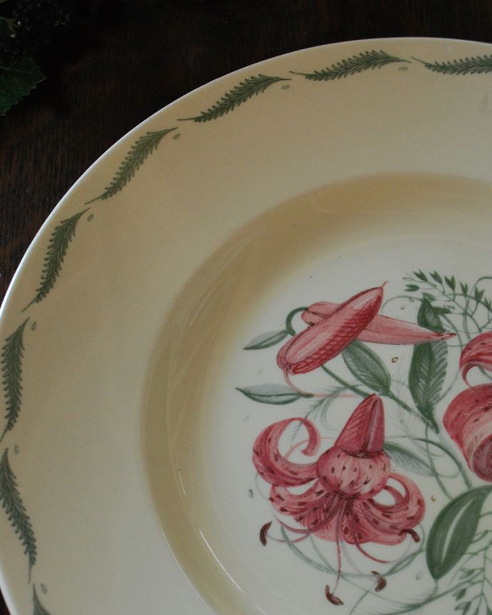 スージークーパー　アンティーク雑貨　ユリのモチーフが美しいスージークーパーのアンティークプレート「タイガーリリー」。戦時下にデザインされた美しく咲く百合見事に咲き誇るオニユリがデザインされた「タイガーリリー」。(m-1921-z)