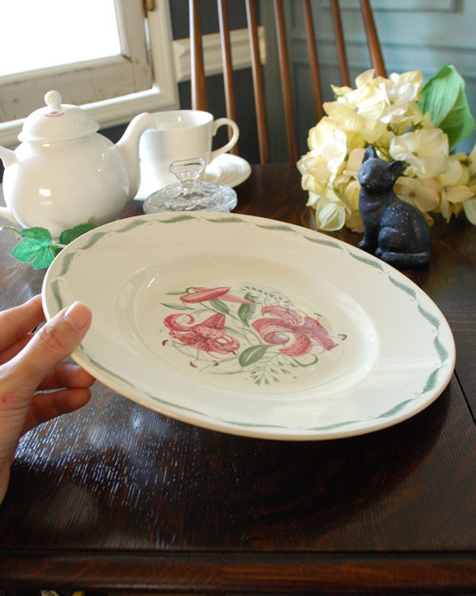 スージークーパー　アンティーク雑貨　ユリのモチーフが美しいスージークーパーのアンティークプレート「タイガーリリー」。飾って使って楽しむアンティーク食卓で使うのはもちろん、スージークーパーの作品として飾っておくコレクターも多いプレートです。(m-1921-z)