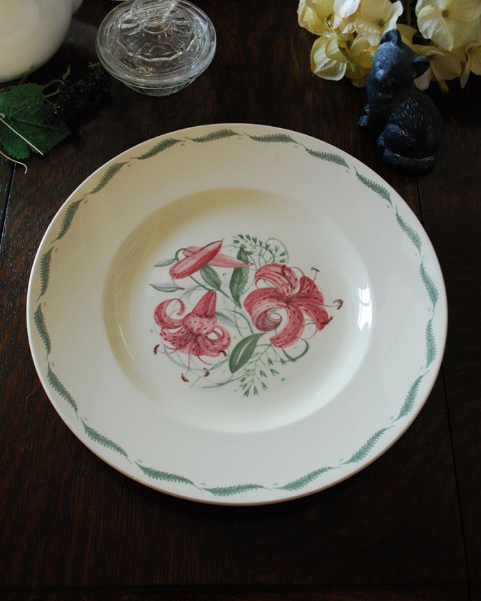 スージークーパー　アンティーク雑貨　ユリのモチーフが美しいスージークーパーのアンティークプレート「タイガーリリー」。上から見るとこんな感じです状態のいいものだけを選んでいますが、アンティークなのでキズや欠けがある場合があります。(m-1921-z)