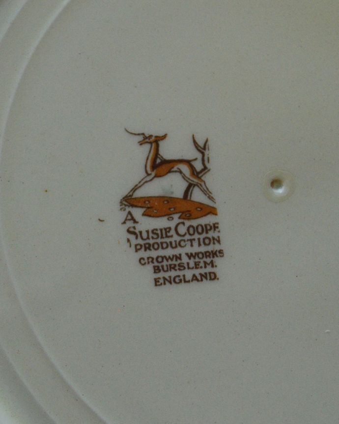 スージークーパー　アンティーク雑貨　ユリのモチーフが美しいスージークーパーのアンティークプレート「タイガーリリー」。裏側のバックスタンプ1932～65年製造のスージークーパ―プロダクションで使われていたバックスタンプが押されています。(m-1921-z)