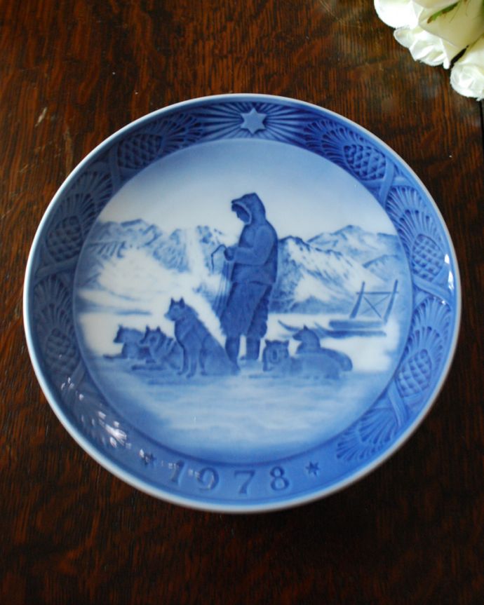 アンティーク 陶磁器の雑貨 アンティーク雑貨 1978年ロイヤルコペンハーゲンのクリスマスイヤープレート(グリーンランドの風景)。上から見るとこんな感じです状態のいいものだけを選んでいますが、アンティークなのでキズや欠けがある場合があります。(m-1937-z)