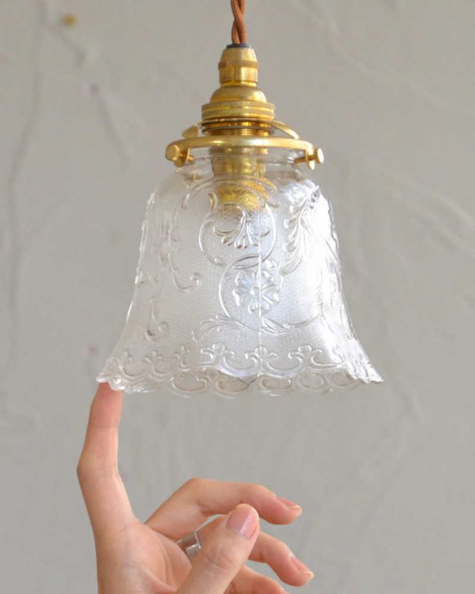 ペンダントライト　照明・ライティング　お花のカッティング、アンティークシェードペンダントライト（コード・シャンデリア電球・ギャラリーA付き）。。(m-1970-z)