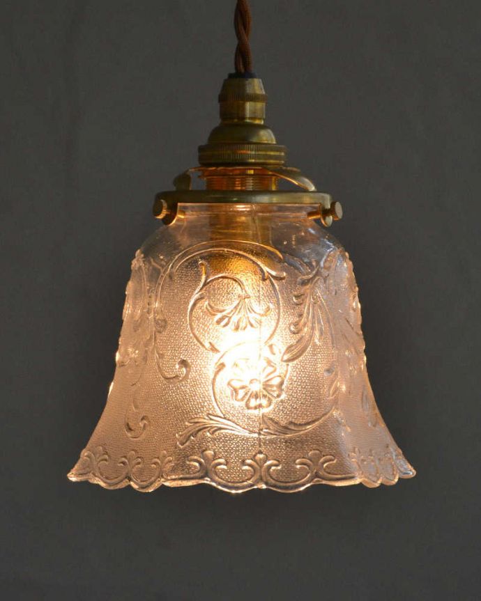 ペンダントライト　照明・ライティング　お花のカッティング、アンティークシェードペンダントライト（コード・シャンデリア電球・ギャラリーA付き）。。(m-1970-z)