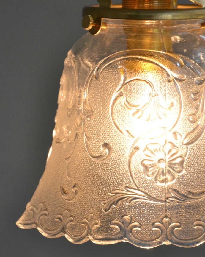 ペンダントライト　照明・ライティング　お花のカッティング、アンティークシェードペンダントライト（コード・シャンデリア電球・ギャラリーA付き）。。(m-1970-z)