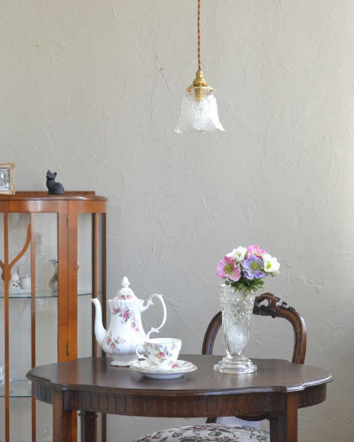 ペンダントライト　照明・ライティング　お花のカッティング、アンティークシェードペンダントライト（コード・シャンデリア電球・ギャラリーA付き）。。(m-1970-z)