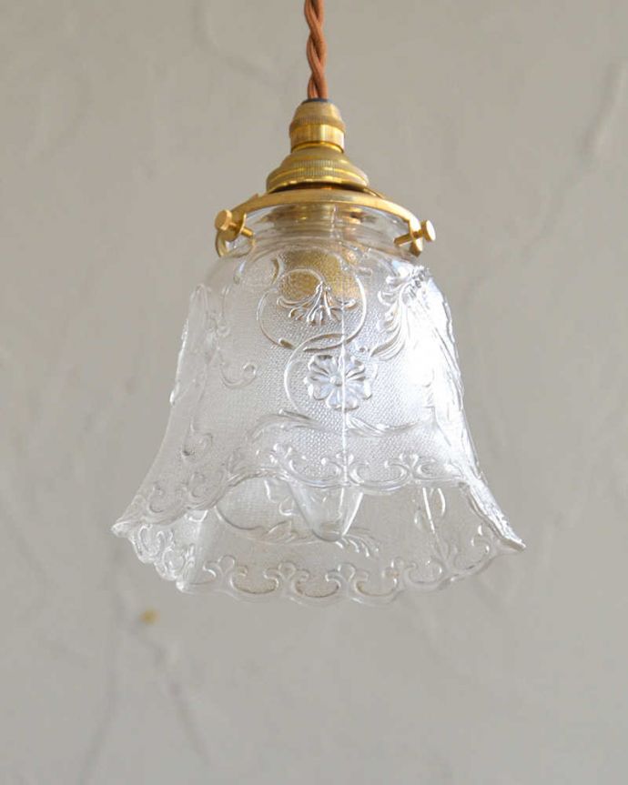 ペンダントライト　照明・ライティング　お花のカッティング、アンティークシェードペンダントライト（コード・シャンデリア電球・ギャラリーA付き）。。(m-1970-z)