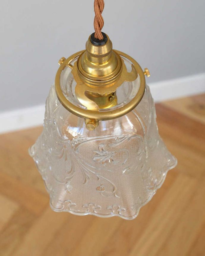 ペンダントライト　照明・ライティング　お花のカッティング、アンティークシェードペンダントライト（コード・シャンデリア電球・ギャラリーA付き）。。(m-1970-z)