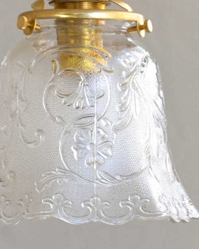 ペンダントライト　照明・ライティング　お花のカッティング、アンティークシェードペンダントライト（コード・シャンデリア電球・ギャラリーA付き）。。(m-1970-z)