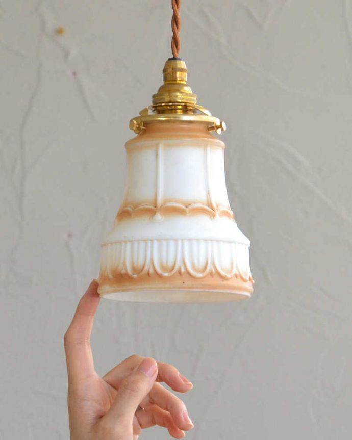 ペンダントライト　照明・ライティング　形もお洒落なオレンジのアンティークペンダントライト（コード・シャンデリア電球・ギャラリーA付き）。。(m-1972-z)