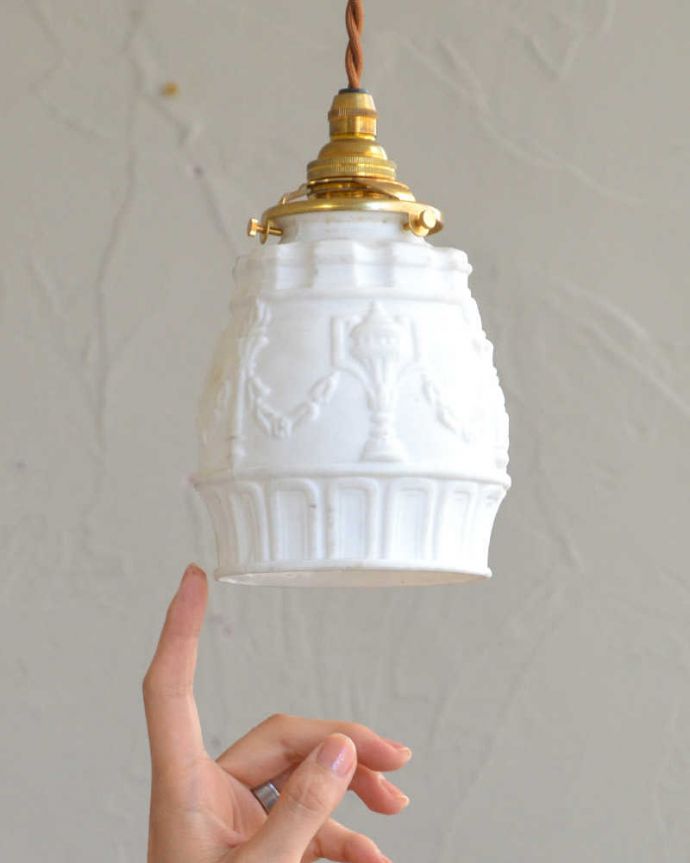 ペンダントライト　照明・ライティング　美しい模様が浮かび上がるアンティークのペンダントライト（コード・シャンデリア球・ギャラリーA付き）。。(m-1973-z)