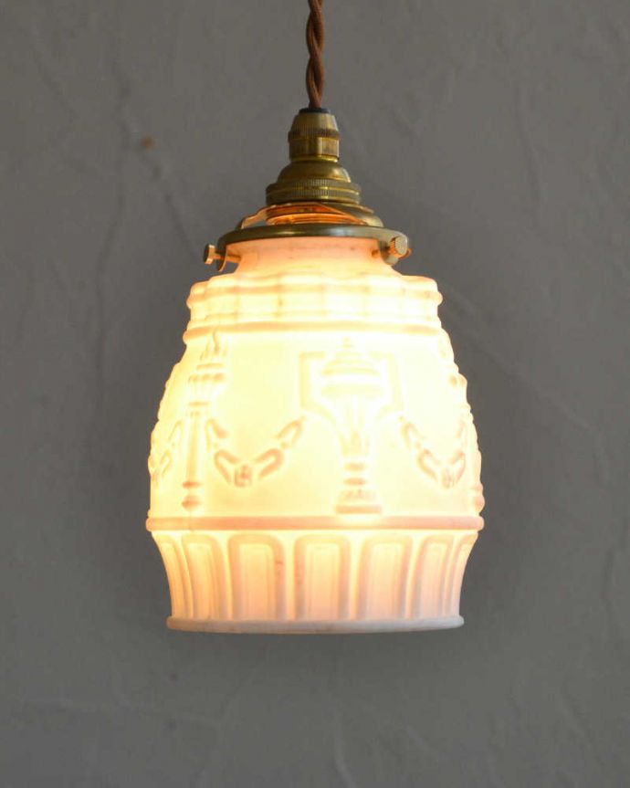 ペンダントライト　照明・ライティング　美しい模様が浮かび上がるアンティークのペンダントライト（コード・シャンデリア球・ギャラリーA付き）。。(m-1973-z)