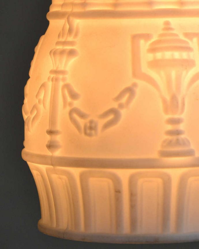 ペンダントライト　照明・ライティング　美しい模様が浮かび上がるアンティークのペンダントライト（コード・シャンデリア球・ギャラリーA付き）。 。(m-1973-z)