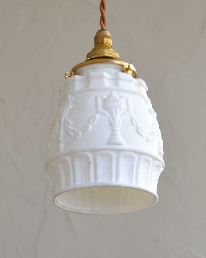 ペンダントライト　照明・ライティング　美しい模様が浮かび上がるアンティークのペンダントライト（コード・シャンデリア球・ギャラリーA付き）。。(m-1973-z)