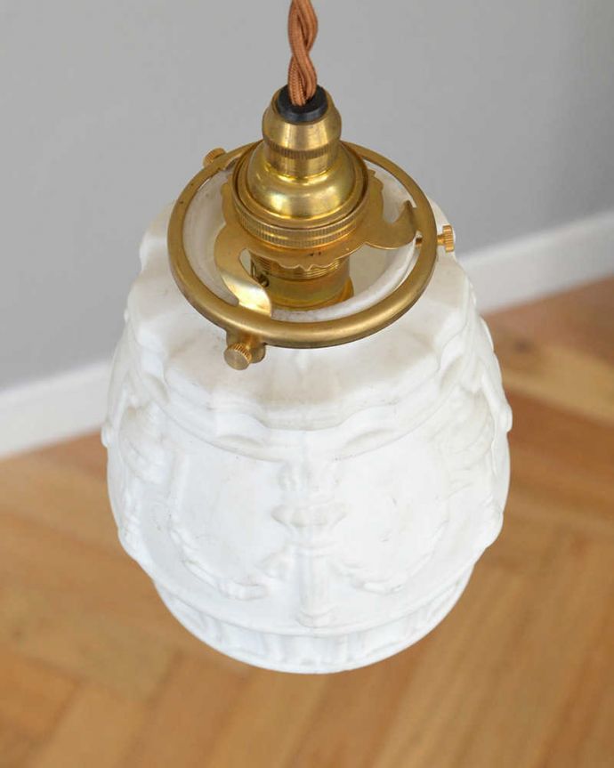 ペンダントライト　照明・ライティング　美しい模様が浮かび上がるアンティークのペンダントライト（コード・シャンデリア球・ギャラリーA付き）。。(m-1973-z)