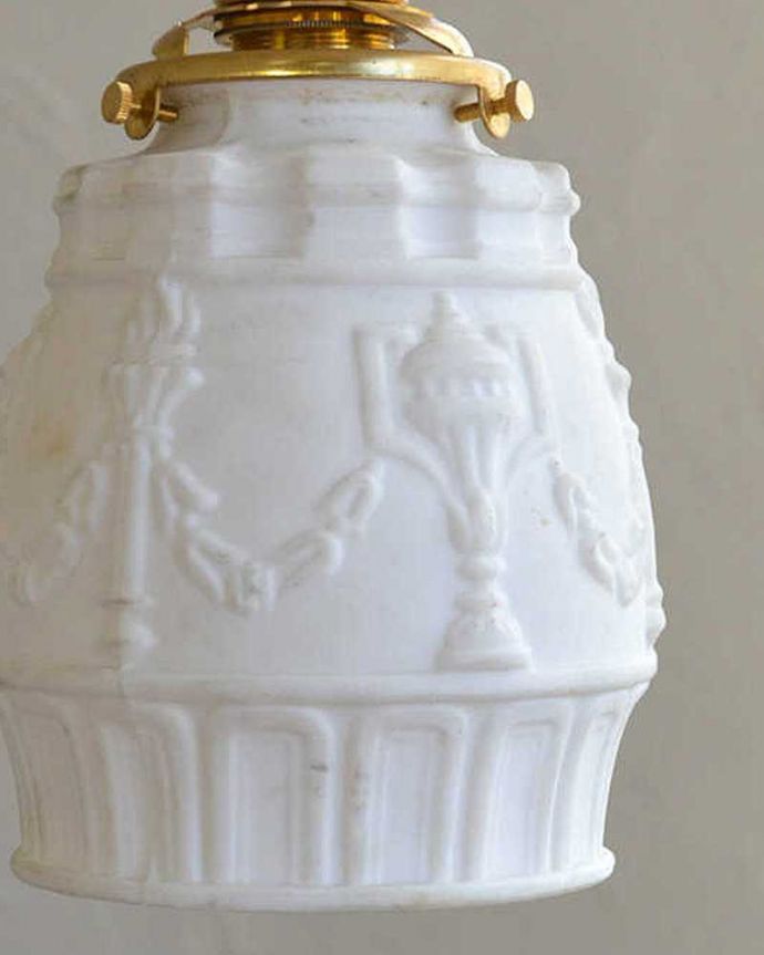 ペンダントライト　照明・ライティング　美しい模様が浮かび上がるアンティークのペンダントライト（コード・シャンデリア球・ギャラリーA付き）。。(m-1973-z)