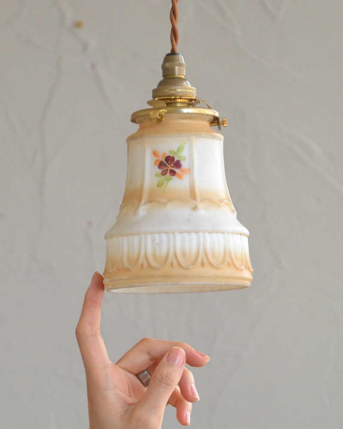 ペンダントライト　照明・ライティング　ナチュラルなお花のアンティークペンダントライト（コード・シャンデリア電球・ギャラリーA付き）。一点ものの魅力小さなペンダントライトは、取り付けやすく灯りが付いていない時も目立つ存在で、まさにお部屋の中のアクセサリーです。(m-1974-z)