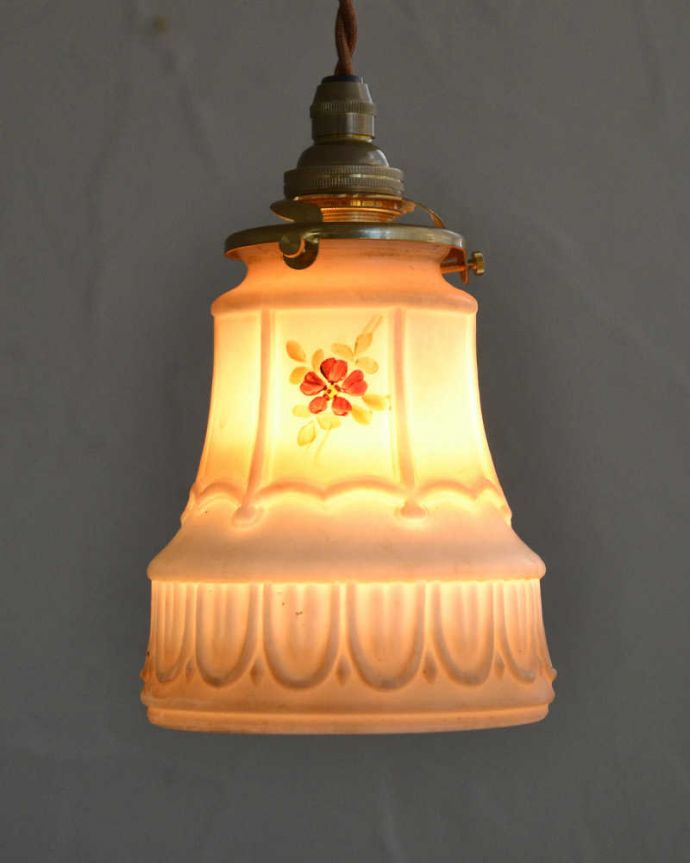 ペンダントライト　照明・ライティング　ナチュラルなお花のアンティークペンダントライト（コード・シャンデリア電球・ギャラリーA付き）。お部屋のアクセサリーに使って欲しいアンティーク照明器具の中で気軽に使いやすいペンダントライト。(m-1974-z)