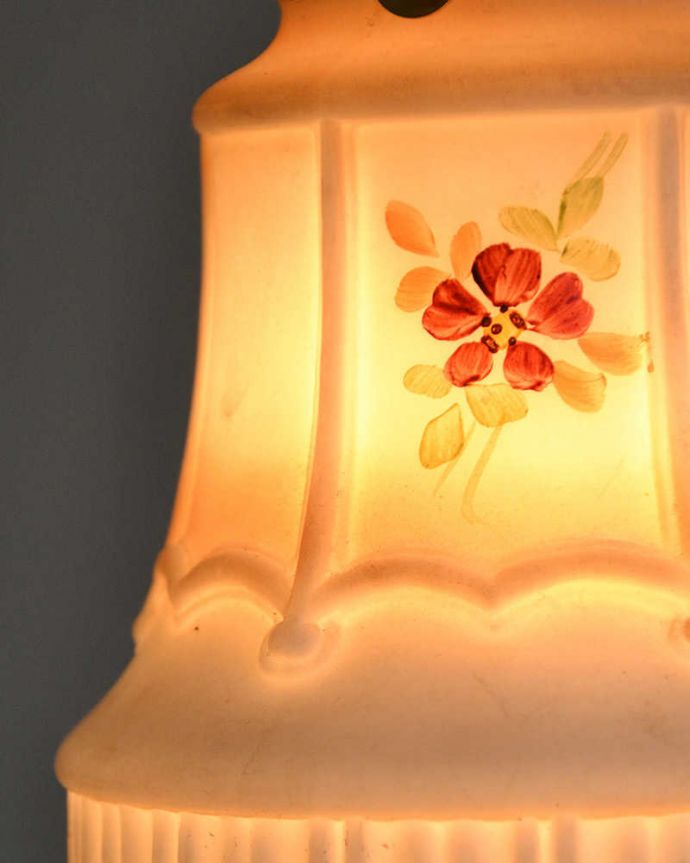 ペンダントライト　照明・ライティング　ナチュラルなお花のアンティークペンダントライト（コード・シャンデリア電球・ギャラリーA付き）。アンティークらしいデザインこだわりたい方におススメのアンティークのシェード。(m-1974-z)