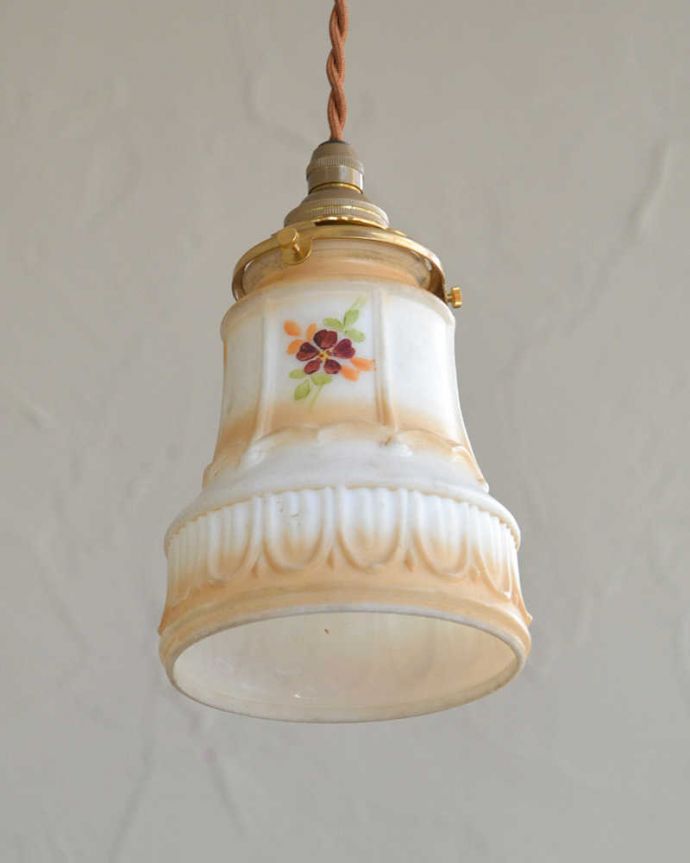 ペンダントライト　照明・ライティング　ナチュラルなお花のアンティークペンダントライト（コード・シャンデリア電球・ギャラリーA付き）。下から見上げると･･･実際に取り付けてカウンターやダイニングの下からのぞくとこんな感じです。(m-1974-z)