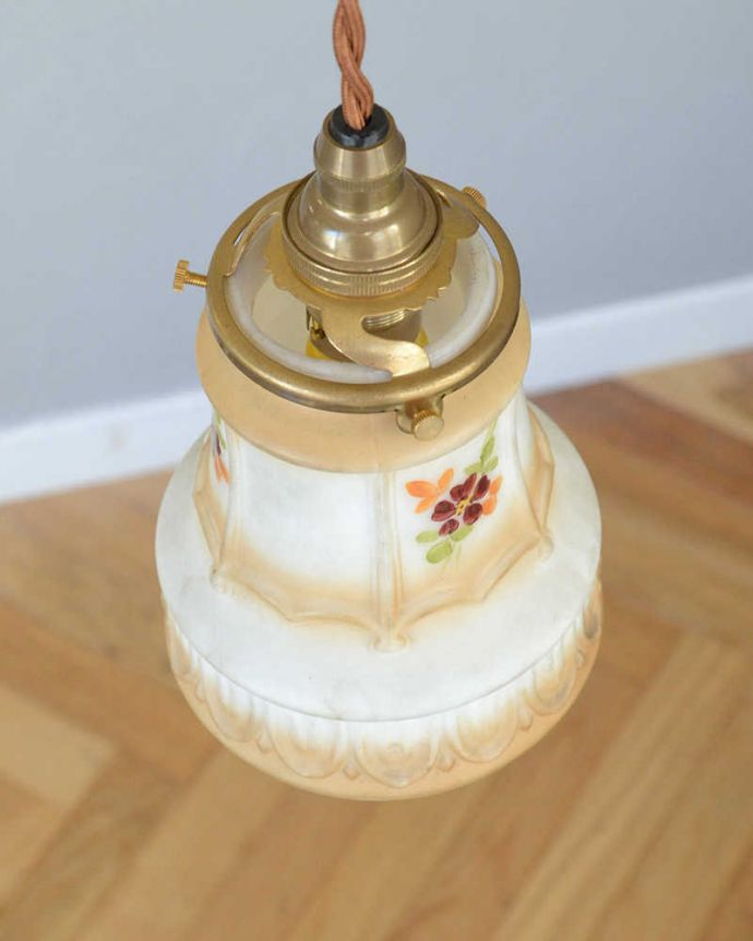 ペンダントライト　照明・ライティング　ナチュラルなお花のアンティークペンダントライト（コード・シャンデリア電球・ギャラリーA付き）。取り付け金具は日本仕様シェードはアンティークですが、取り付け金具は日本仕様の新しいものです。(m-1974-z)