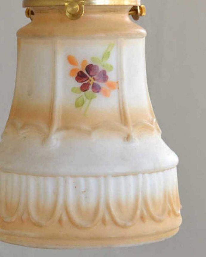 ペンダントライト　照明・ライティング　ナチュラルなお花のアンティークペンダントライト（コード・シャンデリア電球・ギャラリーA付き）。使えるものだけ選んできましたアンティークなのでキズや汚れ、カケなどは必ずありますが、使えると判断したものだけを吟味して選んできました。(m-1974-z)