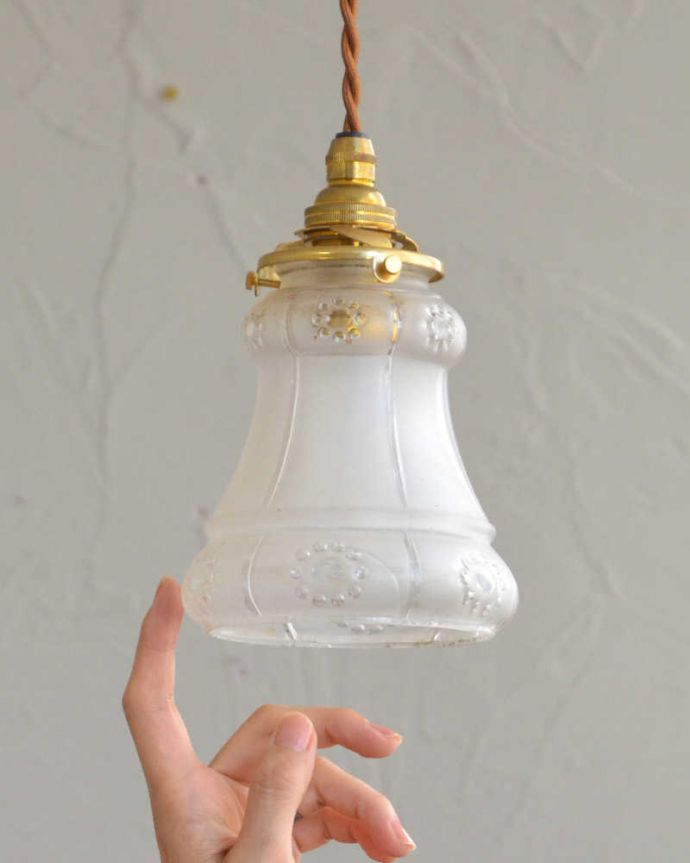 ペンダントライト　照明・ライティング　温かみのあるカッティング、アンティークシェードペンダントライト（コード・シャンデリア電球・ギャラリーA付き）。。(m-1976-z)