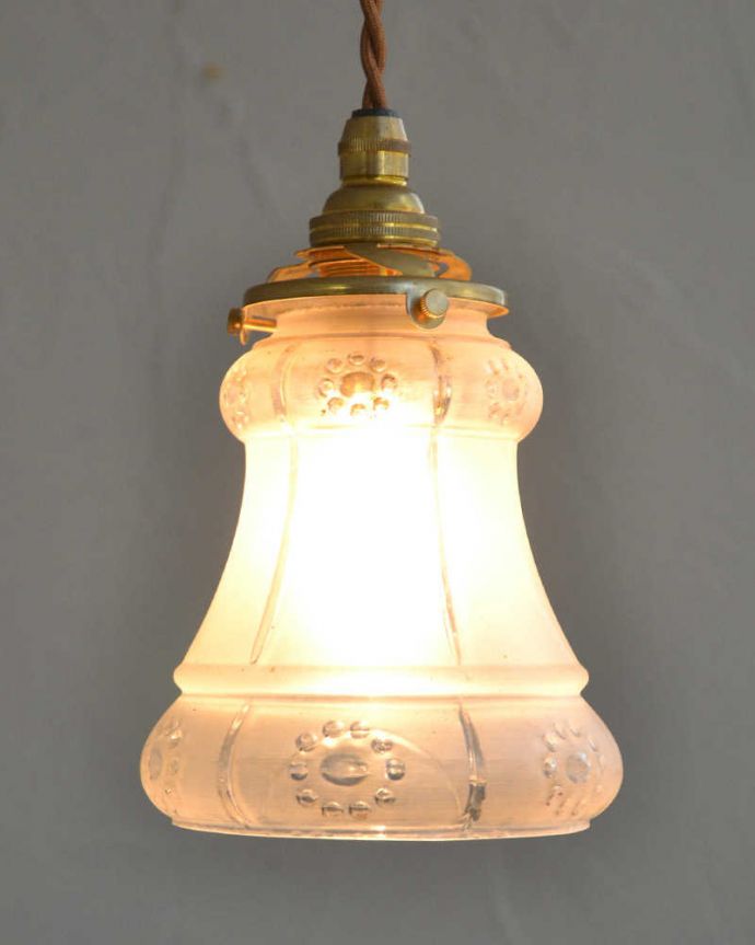 ペンダントライト　照明・ライティング　温かみのあるカッティング、アンティークシェードペンダントライト（コード・シャンデリア電球・ギャラリーA付き）。。(m-1976-z)