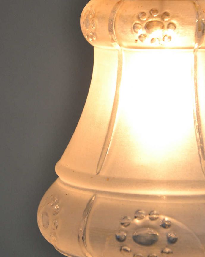 ペンダントライト　照明・ライティング　温かみのあるカッティング、アンティークシェードペンダントライト（コード・シャンデリア電球・ギャラリーA付き）。。(m-1976-z)