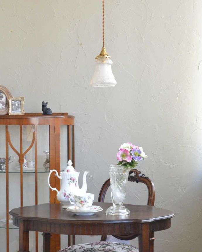 ペンダントライト　照明・ライティング　温かみのあるカッティング、アンティークシェードペンダントライト（コード・シャンデリア電球・ギャラリーA付き）。。(m-1976-z)