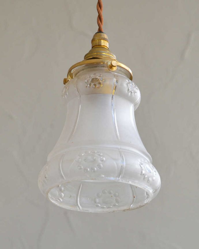 ペンダントライト　照明・ライティング　温かみのあるカッティング、アンティークシェードペンダントライト（コード・シャンデリア電球・ギャラリーA付き）。。(m-1976-z)