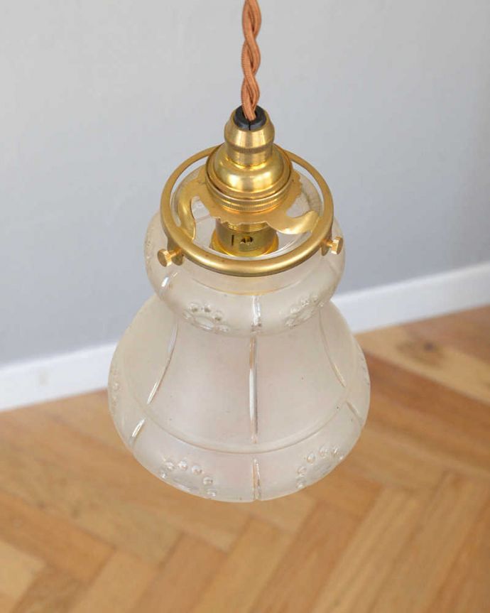 ペンダントライト　照明・ライティング　温かみのあるカッティング、アンティークシェードペンダントライト（コード・シャンデリア電球・ギャラリーA付き）。。(m-1976-z)