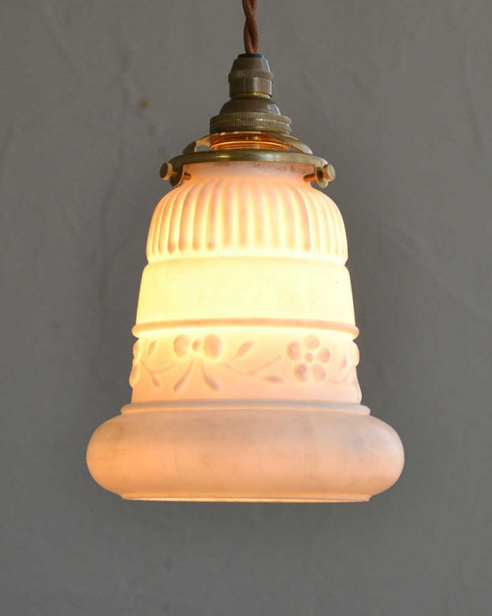 ペンダントライト　照明・ライティング　リボンが並んだデザインアンティークペンダントライト（コード・シャンデリア電球・ギャラリーA付き）。。(m-1979-z)