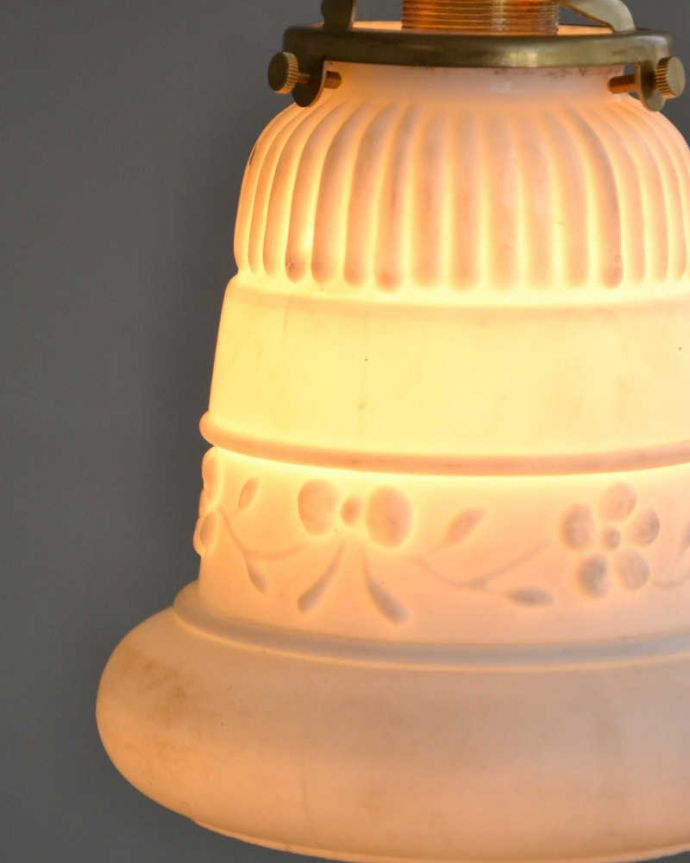 ペンダントライト　照明・ライティング　リボンが並んだデザインアンティークペンダントライト（コード・シャンデリア電球・ギャラリーA付き）。 。(m-1979-z)