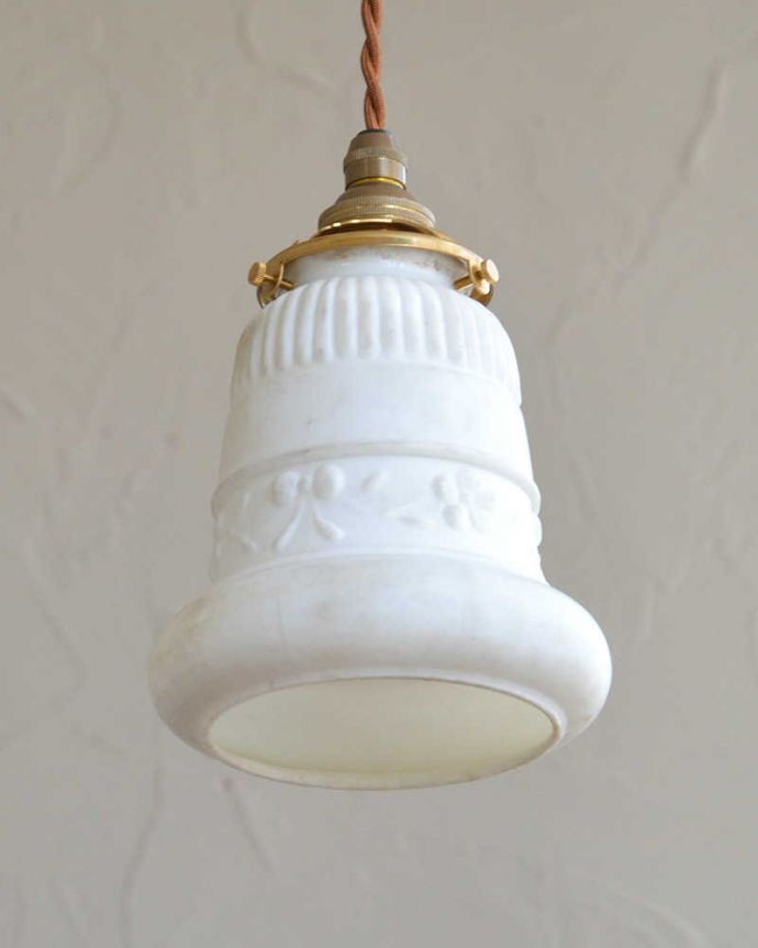 ペンダントライト　照明・ライティング　リボンが並んだデザインアンティークペンダントライト（コード・シャンデリア電球・ギャラリーA付き）。。(m-1979-z)