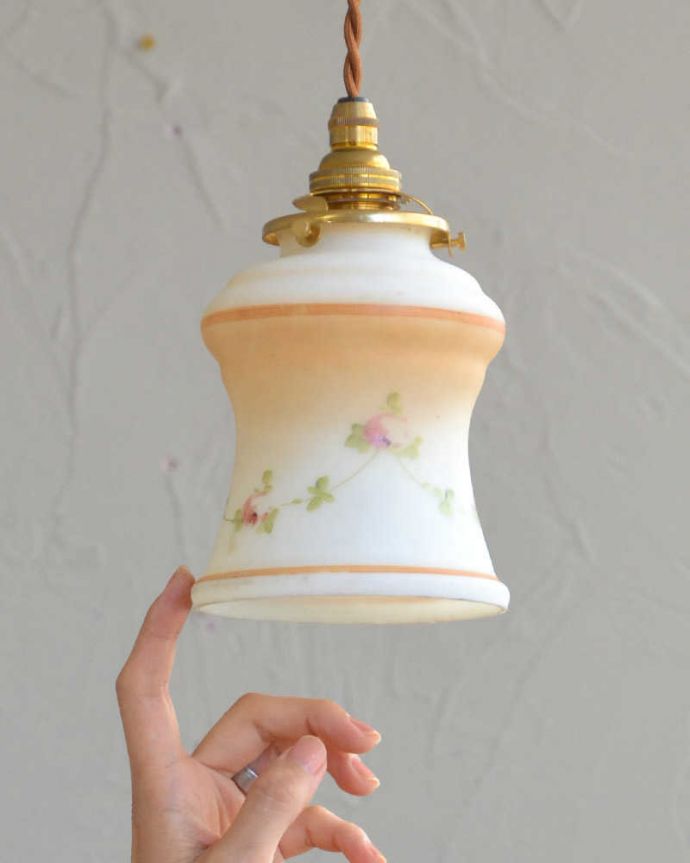 ペンダントライト 照明・ライティング 小花が可愛いアンティークペンダントライト(コード・シャンデリア電球・ギャラリーA付き)。一点ものの魅力小さなペンダントライトは、取り付けやすく灯りが付いていない時も目立つ存在で、まさにお部屋の中のアクセサリーです。(m-1982-z)