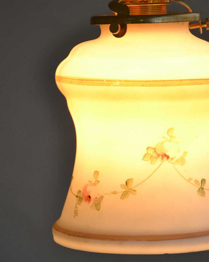 ペンダントライト 照明・ライティング 小花が可愛いアンティークペンダントライト(コード・シャンデリア電球・ギャラリーA付き)。使えるものだけ選んできましたアンティークなのでキズや汚れ、カケなどは必ずありますが、使えると判断したものだけを吟味して選んできました。(m-1982-z)